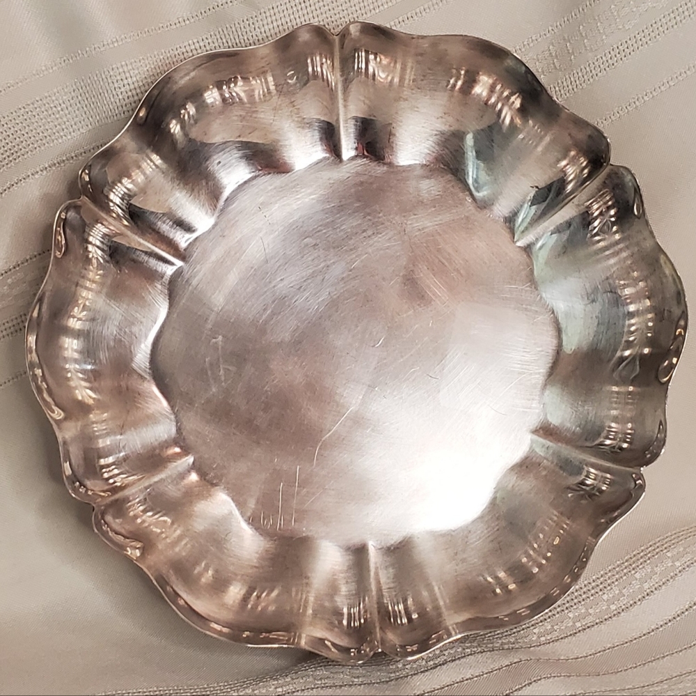 Silver-plated Chippendale Wm A Rogers footed dish 8 1/2" across 2" H